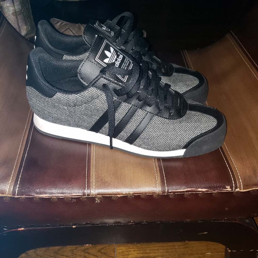Adidas Samoa size 12 black and white